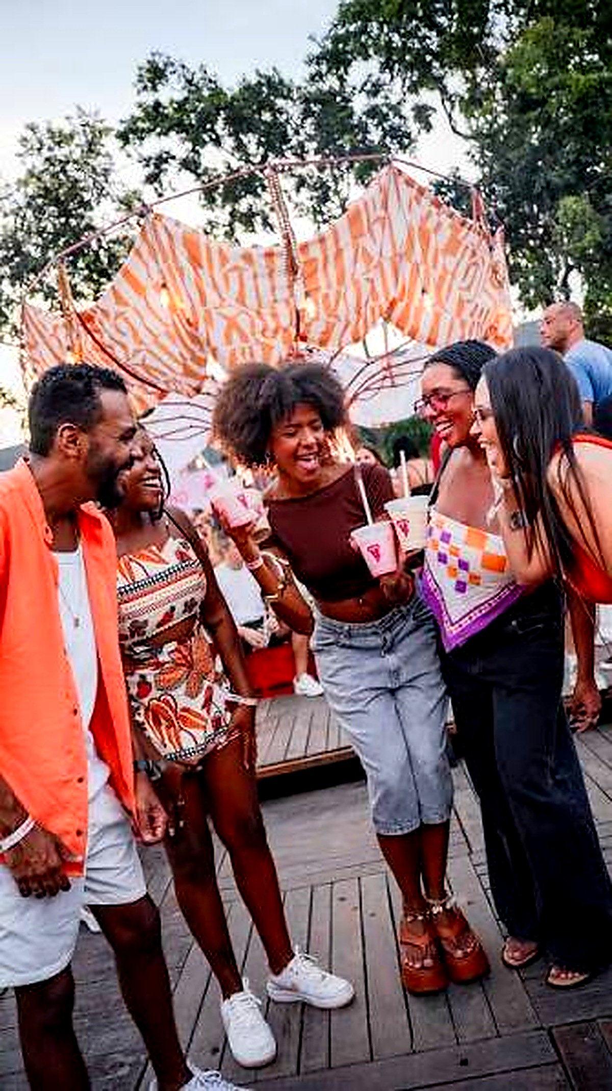 Público Celebrando e Brindando no Churrasquinho